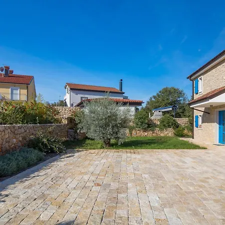 Romantische Mit Pool- Umgeben Von By Interhome بيت للعطل