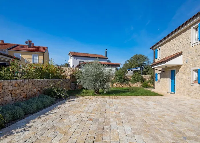 Romantische Mit Pool- Umgeben Von By Interhome بيت للعطل