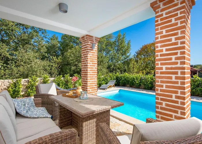 Romantische Mit Pool- Umgeben Von By Interhome بيت للعطل