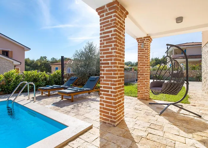 Romantische Mit Pool- Umgeben Von By Interhome