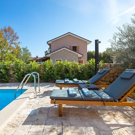 Vakantiehuis Romantische Mit Pool- Umgeben Von By Interhome