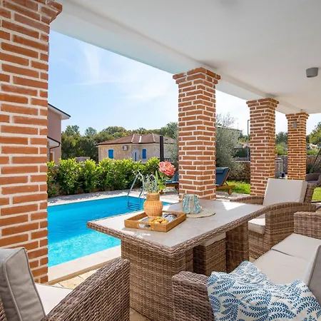 Vakantiehuis Romantische Mit Pool- Umgeben Von By Interhome *