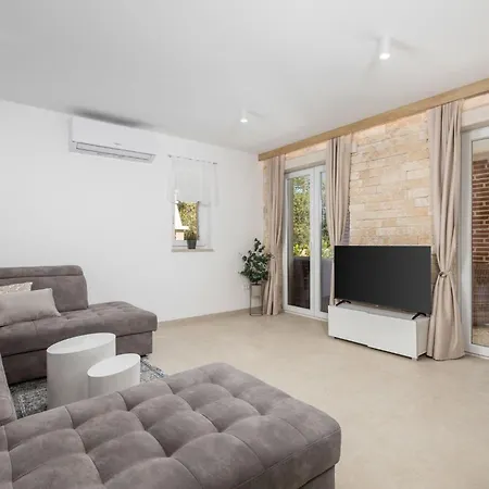 Vakantiehuis Romantische Mit Pool- Umgeben Von By Interhome